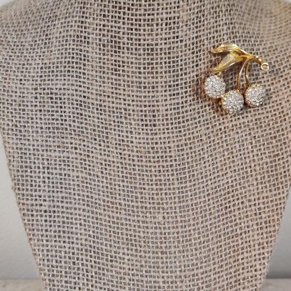 Vintage Dazzling Cherry Bunch Brooch - Picture 12 of 16